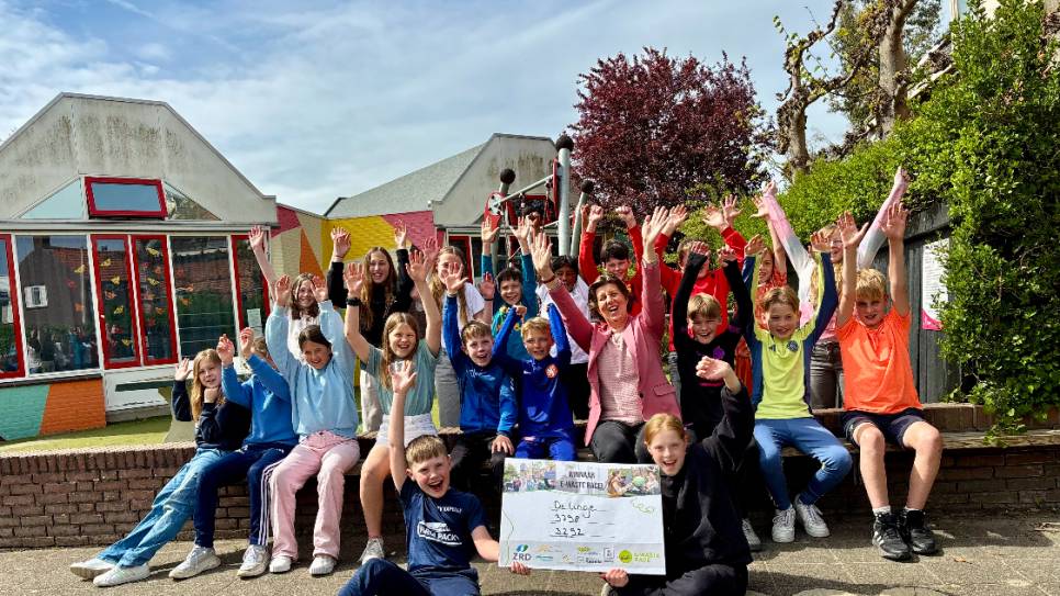 School De Linge is winnaar van de E-Waste Race. In het midden: wethouder Annebeth Evertz.