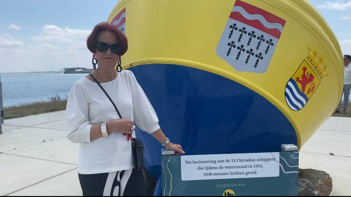 Anneke Jumelet bij de herdenkingsboei
