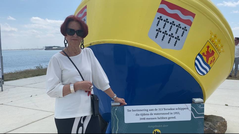 Anneke Jumelet bij de herdenkingsboei