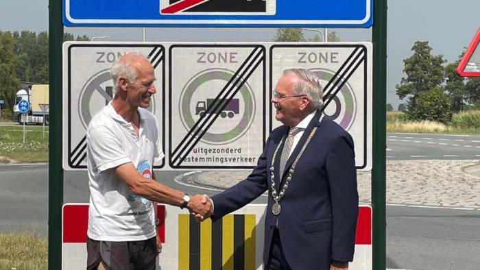 Burgemeester Luteijn verwelkomt Frank Boetebach..