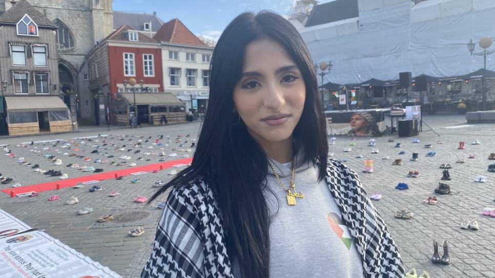 Alma Ahmed (20) bij de schoenen.