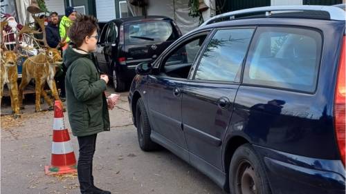 Kinderburgemeester Ralph deelt oliebollen uit.