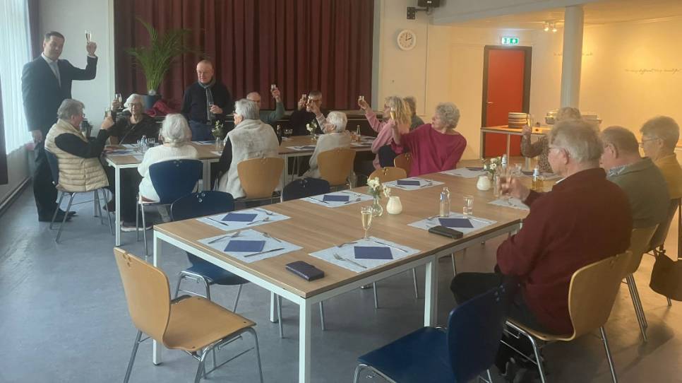 Wethouder Stephan van Belzen proost in Geersdijk met de bezoekers op het nieuwe jaar.