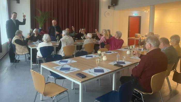 Wethouder Stephan van Belzen proost in Geersdijk met de bezoekers op het nieuwe jaar.