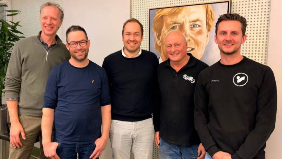 Wethouder De Goffau (midden) en ondernemers van OOG.