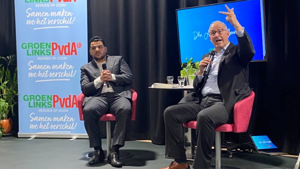 Ahmed Aboutaleb (rechts) met gespreksleider Adam Ahajaj.