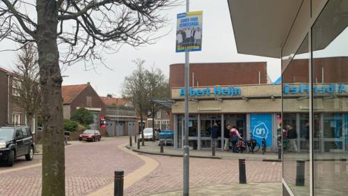 De lantaarnpaal bij AH Yerseke: géén poster van GroenLinks-PvdA, wél van Leefbaar Reimerswaal.