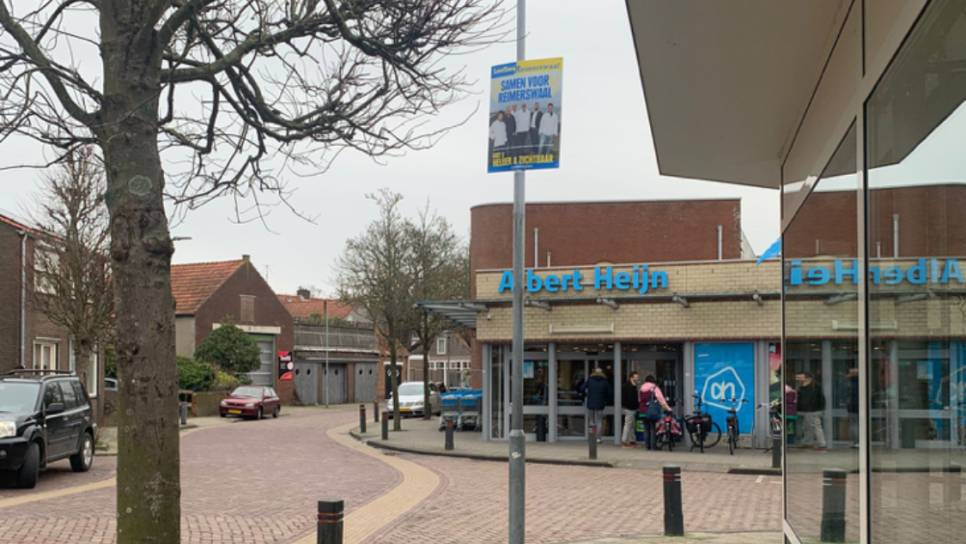 De lantaarnpaal bij AH Yerseke: géén poster van GroenLinks-PvdA, wél van Leefbaar Reimerswaal.