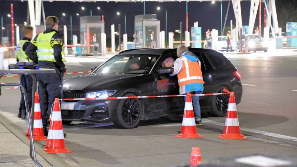 Studenten en politiemedewerkers controleren automobilisten bij de tunnel.