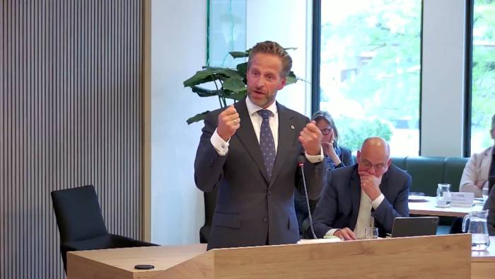 Hugo de Jonge in de raadszaal van Reimerswaal.