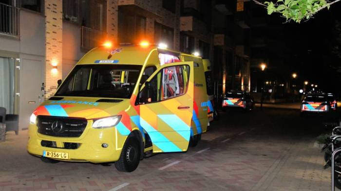De brommerrijder is per ambulance naar het ziekenhuis gebracht.