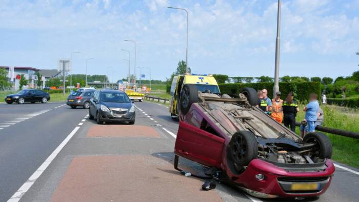 Auto belandt op dak na botsing bij Heinkenszand
