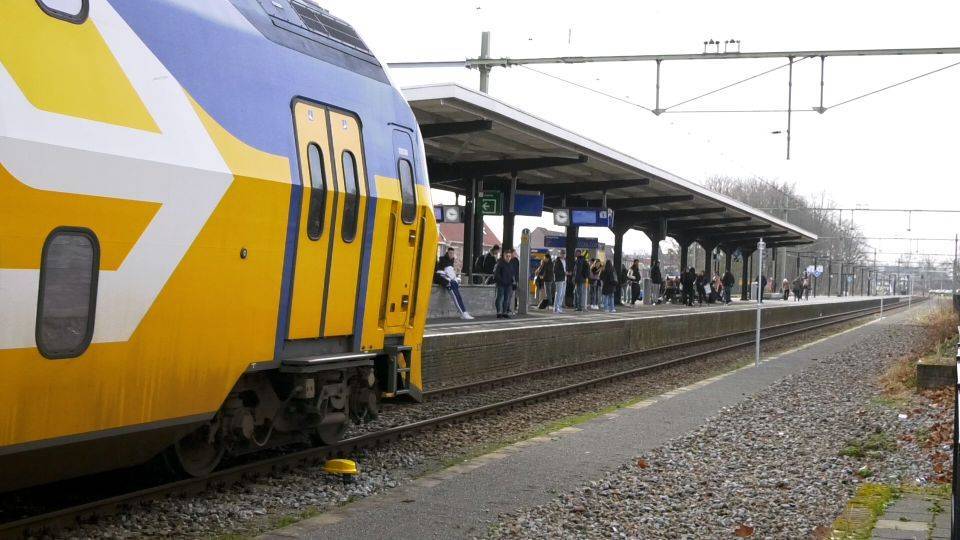 Een trein op het perron richting Zeeland.