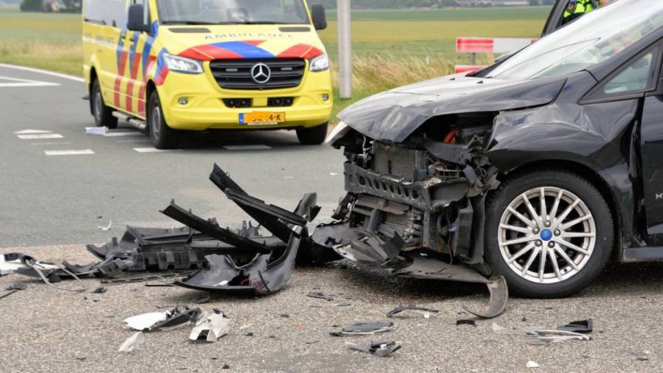 Brokstukken lagen verspreid over de weg.