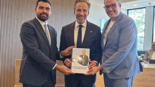 Hugo de Jonge (midden) ontvangt de profielschets van Olaf Buteijn (foto rechts) en Jan-Kees Wielard.