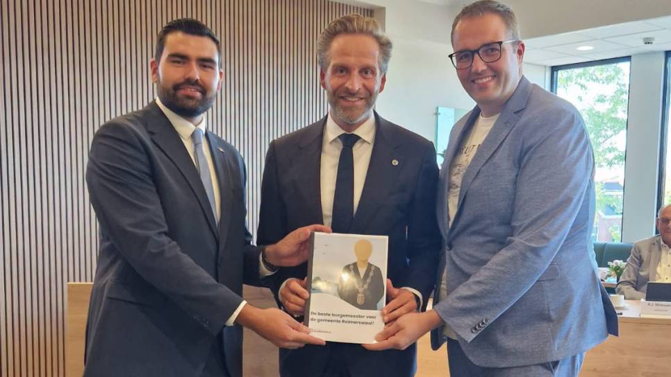 Hugo de Jonge (midden) ontvangt de profielschets van Olaf Buteijn (foto rechts) en Jan-Kees Wielard.