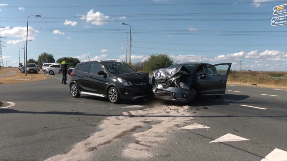Twee auto’s botsten op de Oude Rijksweg.