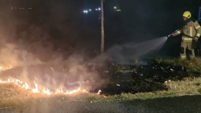 Brandweer rukt uit voor bermbrand Kruiningen