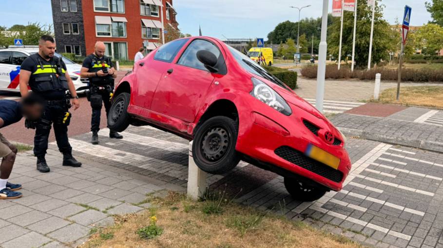De auto kwam op het paaltje terecht.