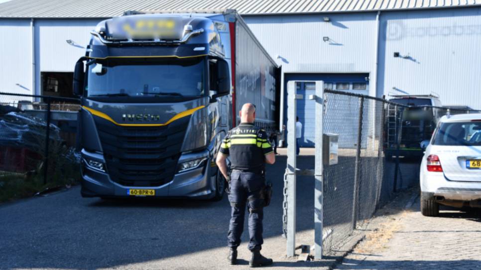 De politie deed een inval bij een bedrijf in Yerseke.