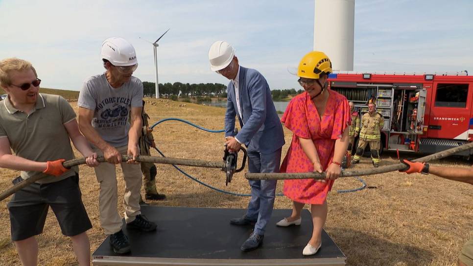 Het symbolisch doorknippen van de kabel.