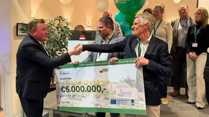Burgemeester Gerben Dijksterhuis (links op de foto) overhandigt de symbolische cheque aan het bestuur van het Impact Fonds Borsele.