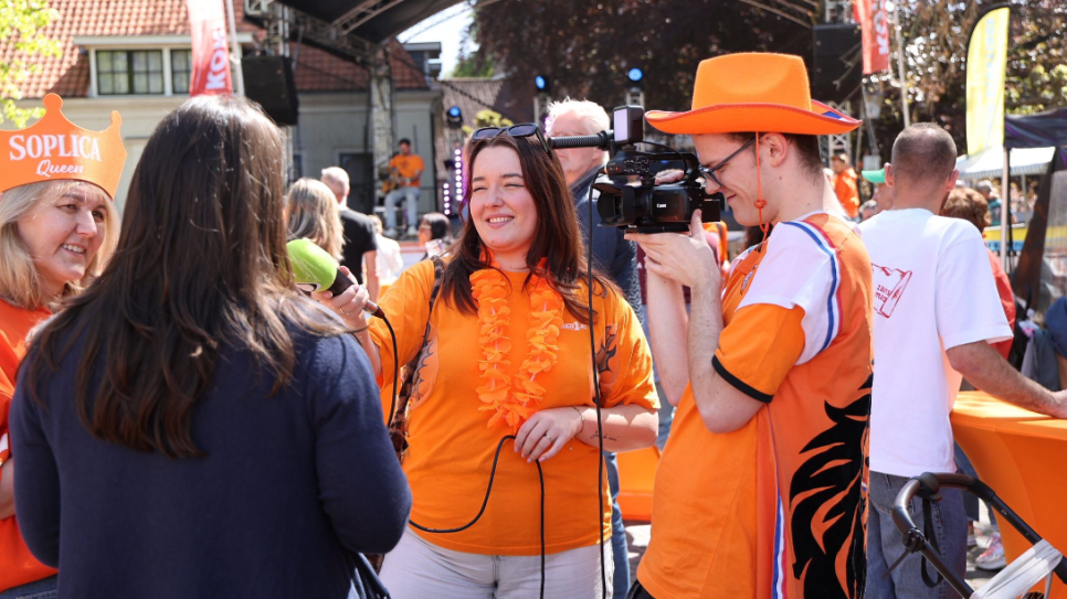 Straatinterviews tijdens de Oranjefeesten