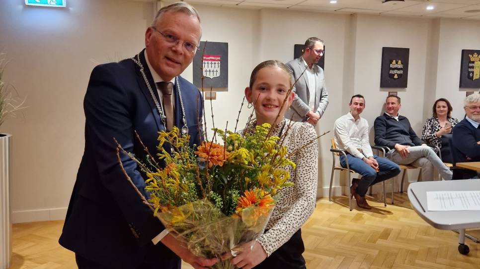 Burgemeester Jan Luteijn en kinderburgemeester Eva Griep.