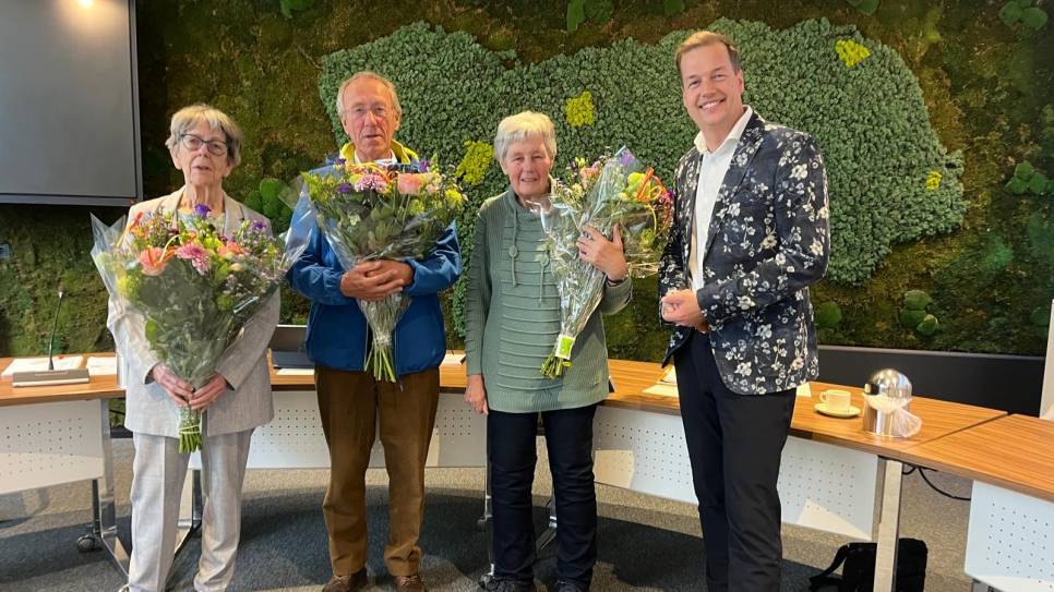 Drie jubilarissen (vlnr): Addy Dees, Kees de Ridder en mevrouw Geelhoed. Rechts: wethouder Stephan van Belzen.