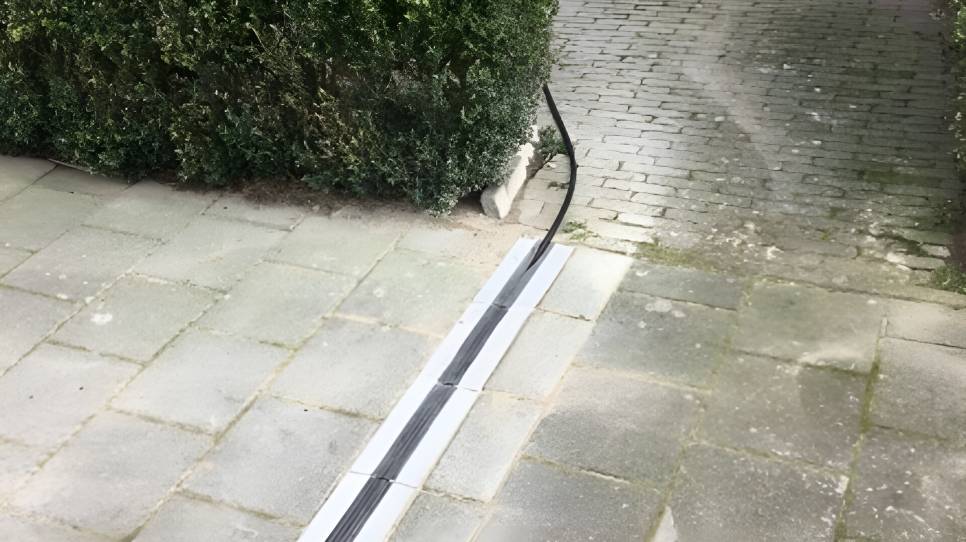 Ook Kapelle overweegt tegels met kabelgoot: geen slingerende kabels over straat