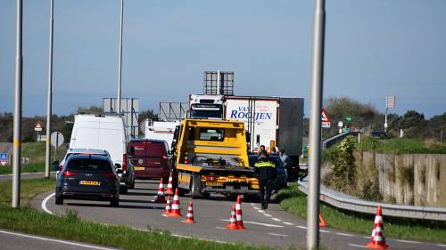 Vrachtwagen ziet auto over het hoofd bij invoegen Kamperland