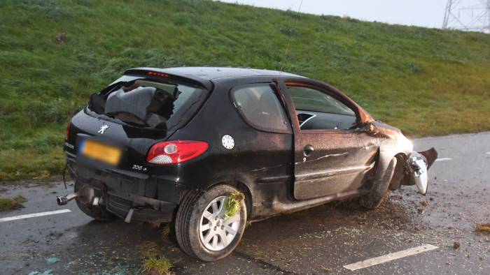Auto gelanceerd over Schoorse Zeedijk bij Kapelle, 1 gewonde