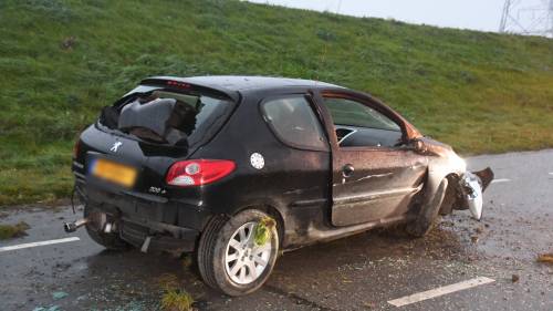 Auto gelanceerd over Schoorse Zeedijk bij Kapelle, 1 gewonde