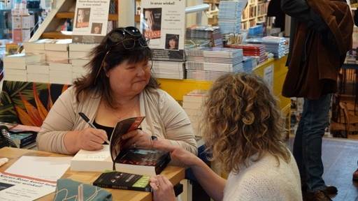 Karen Rose signeert