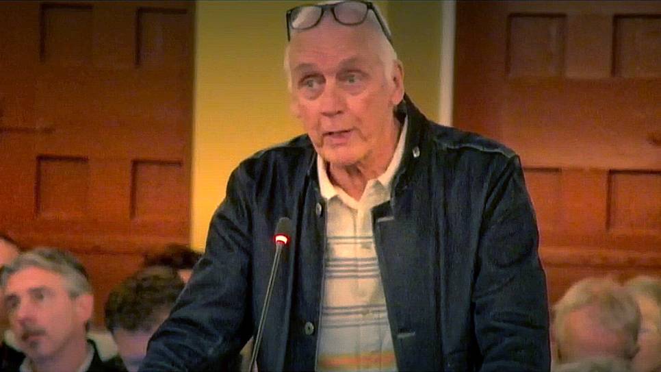 Stedenbouwkundige Kees Thielen spreekt de Bergse raad toe.
