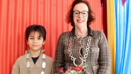 Kinderburgemeester Benjamin naast de échte burgemeester, Loes Meeuwisse