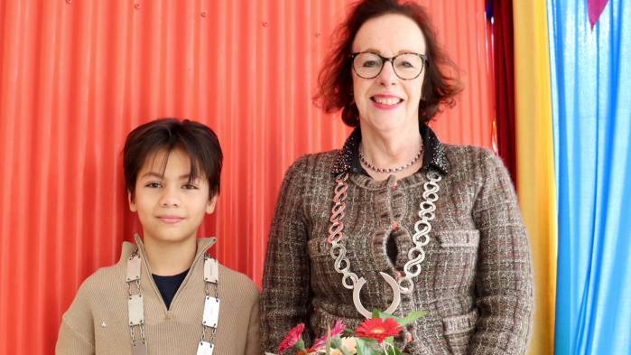 Kinderburgemeester Benjamin naast de échte burgemeester, Loes Meeuwisse