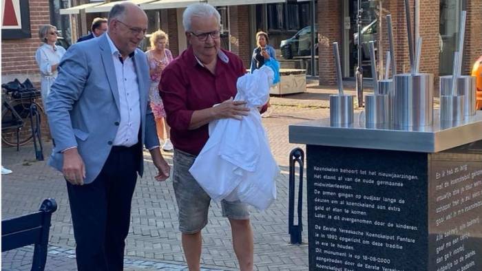 Jan van Putten (rechts) en wethouder Ad Meeuwsen na de onthulling.