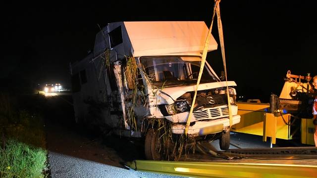 de beschadigde camper wordt geborgen