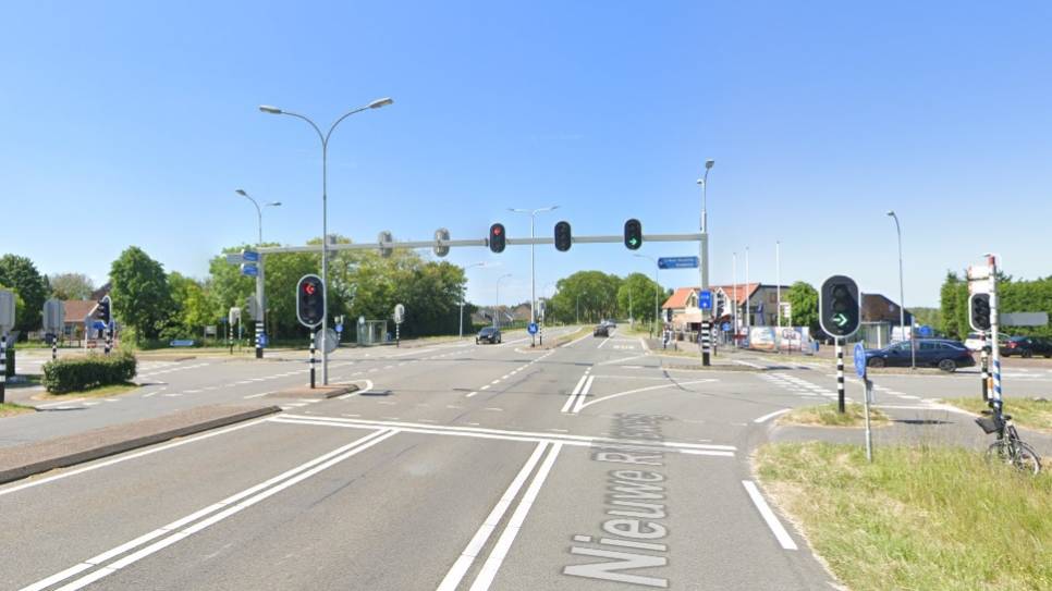 kruispunt en stoplichten bij entree van het dorp