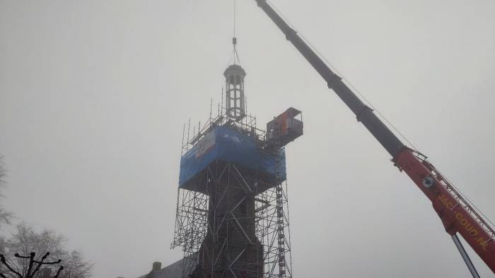 De lantaarn werd donderdagmorgen op de toren gezet.