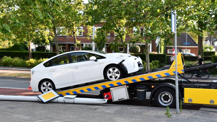 Auto tegen lantaarnpaal Goes, één gewonde