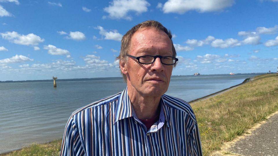Egbert Lobee, op de dijk bij de Westerschelde.