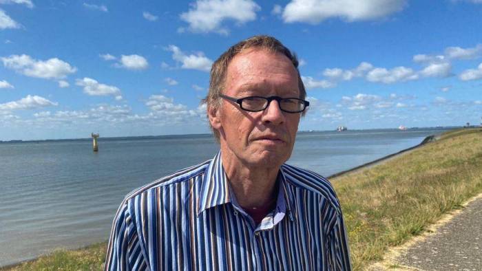 Egbert Lobee, op de dijk bij de Westerschelde.