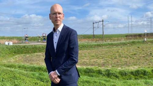 Wethouder Maarten Both in het perceel aan de Schapendijk, waar de vluchtelingenopvang komt.