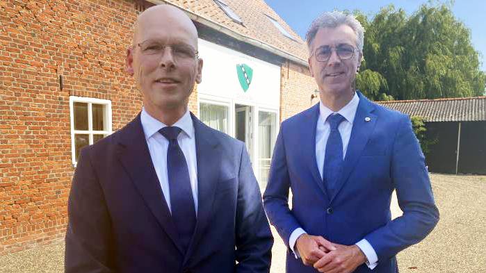 Wethouder Maarten Both (links) en gedeputeerde Harry van der Maas voor het kantoor van Zanddijk BV.