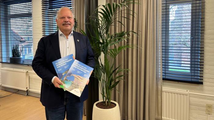 Wethouder Mackintosch met het duurzaamheidsmagazine;