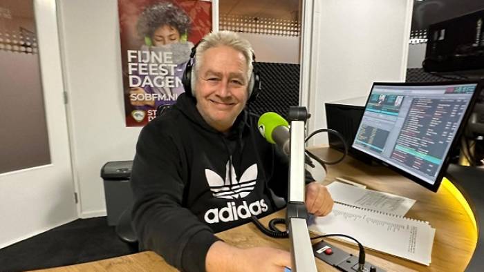Marcel Binken op zaterdagavond in de radiostudio bij Streekomroep de Bevelanden