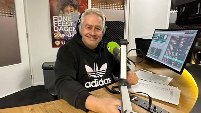 Marcel Binken op zaterdagavond in de radiostudio bij Streekomroep de Bevelanden