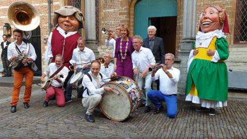 Margo Mulder en haar echtgenoot Paul zijn feestelijk verwelkomd in Bergen op Zoom, met een jazzband en twee Stadsreuzen.